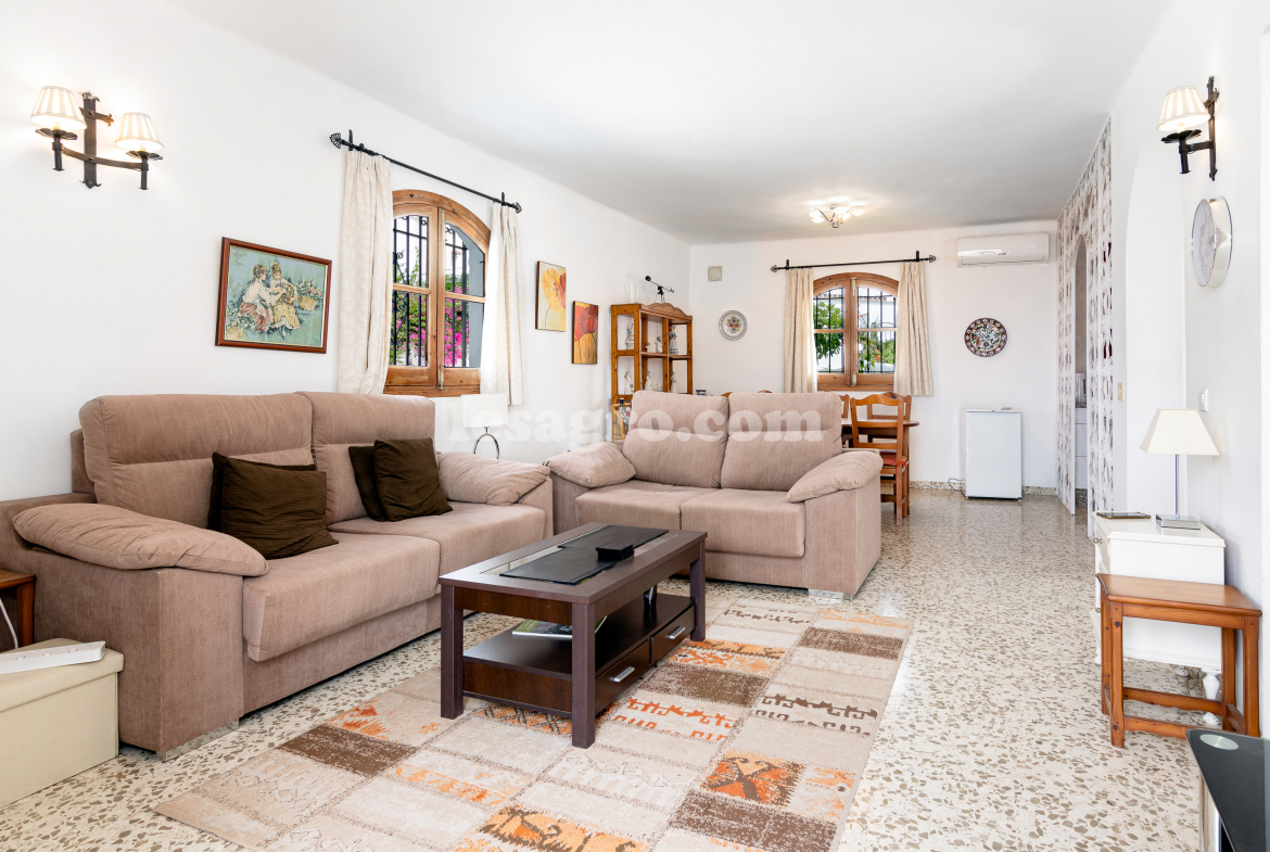 Beautiful Detached 3 bedroomed property with swimming pool in el capistrano village