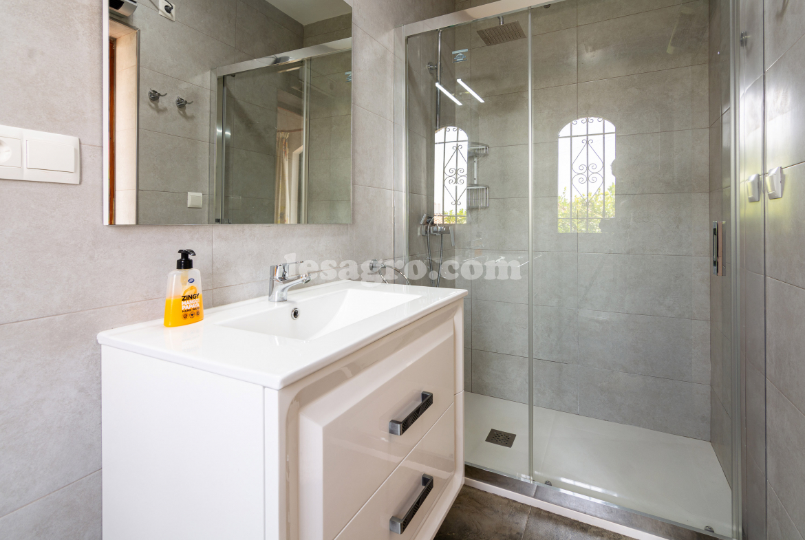 Beautiful Detached 3 bedroomed property with swimming pool in el capistrano village
