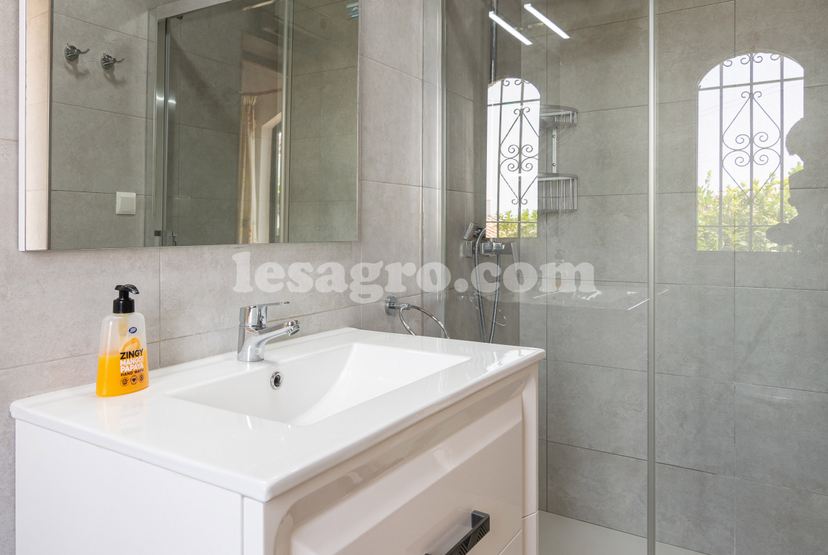 Beautiful Detached 3 bedroomed property with swimming pool in el capistrano village