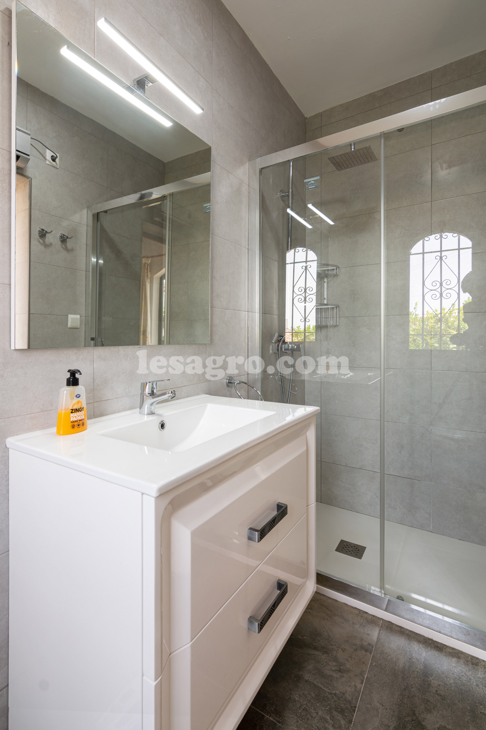 Beautiful Detached 3 bedroomed property with swimming pool in el capistrano village