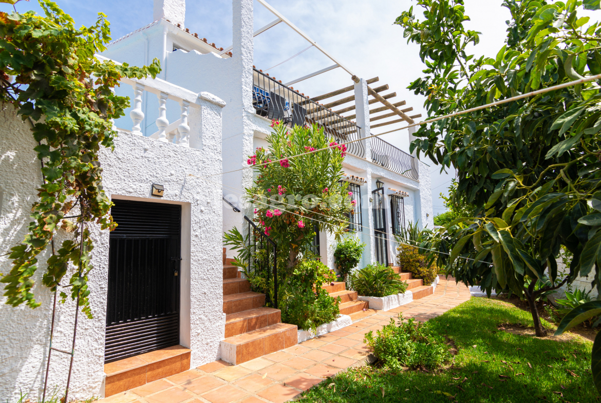 Beautiful Detached 3 bedroomed property with swimming pool in el capistrano village