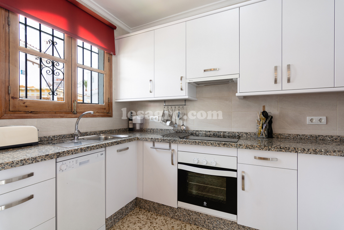 Beautiful Detached 3 bedroomed property with swimming pool in el capistrano village