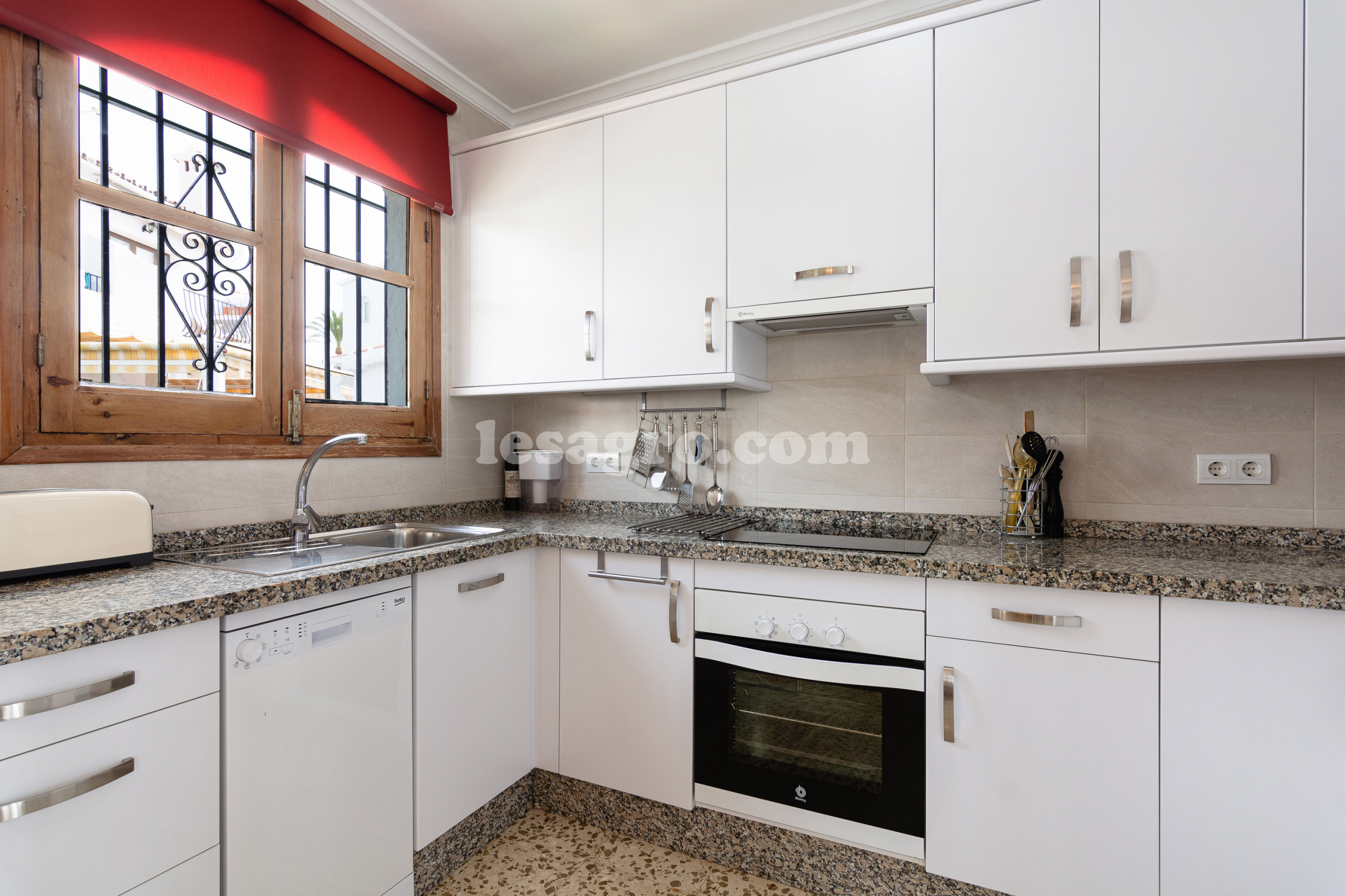 Beautiful Detached 3 bedroomed property with swimming pool in el capistrano village