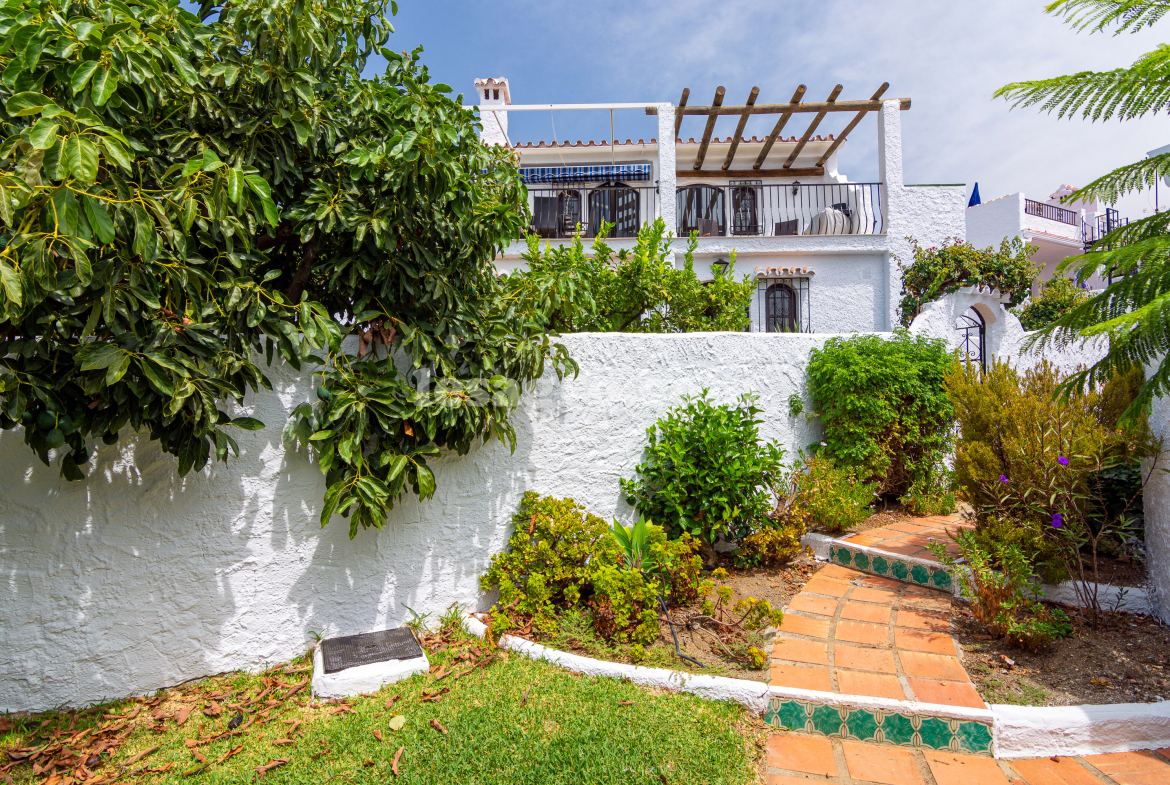 Beautiful Detached 3 bedroomed property with swimming pool in el capistrano village