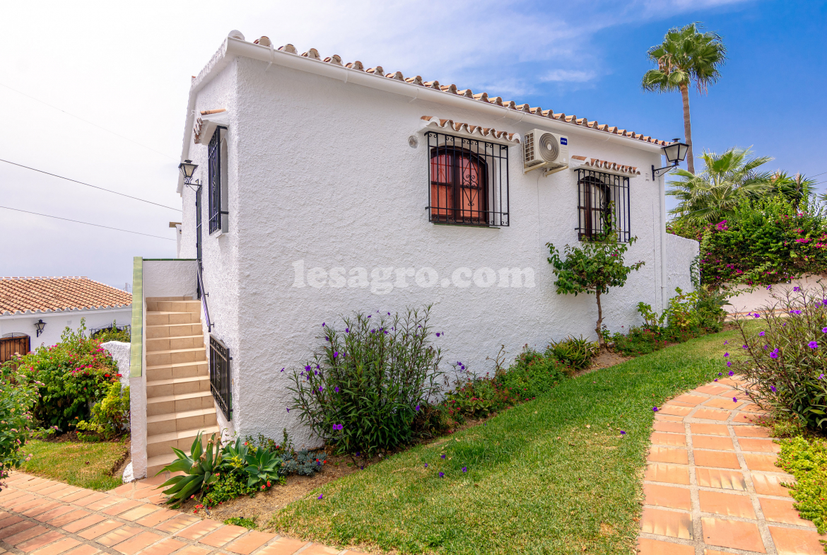 Beautiful Detached 3 bedroomed property with swimming pool in el capistrano village