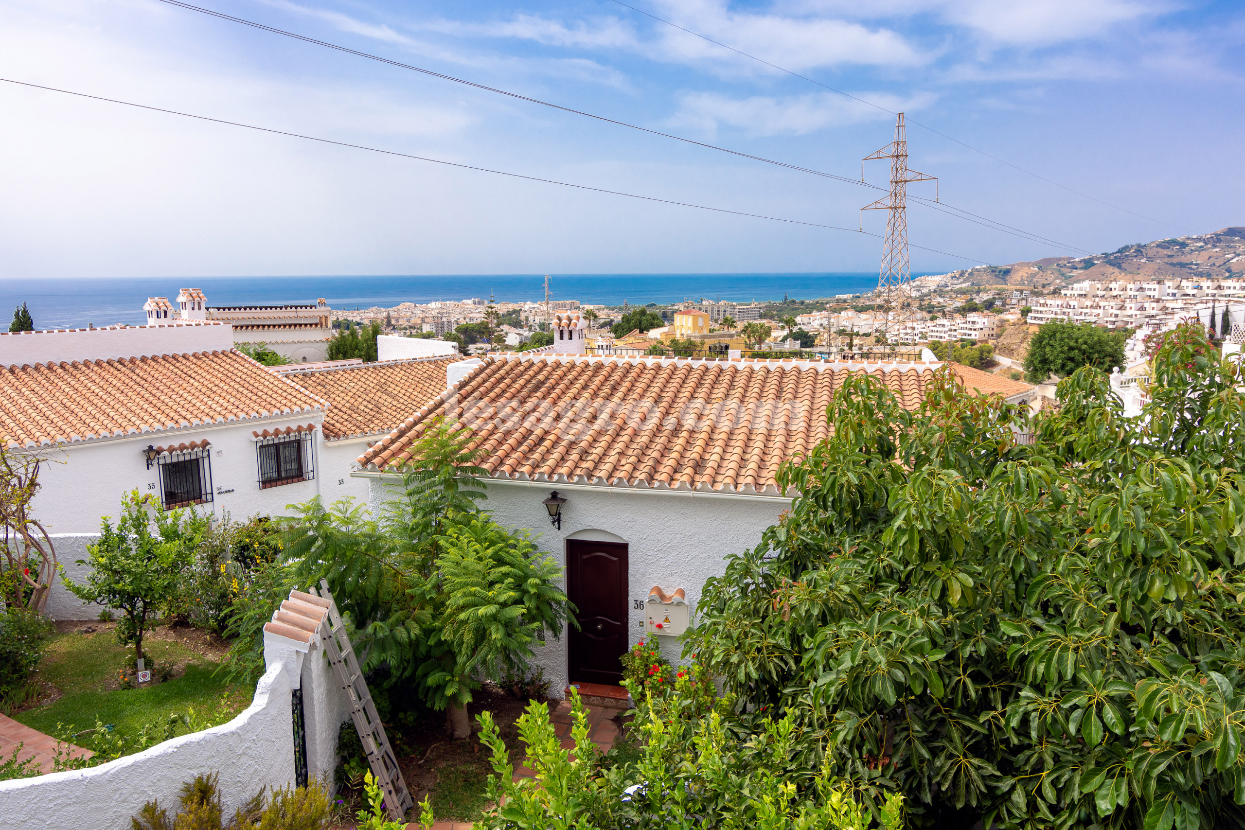 Beautiful Detached 3 bedroomed property with swimming pool in el capistrano village